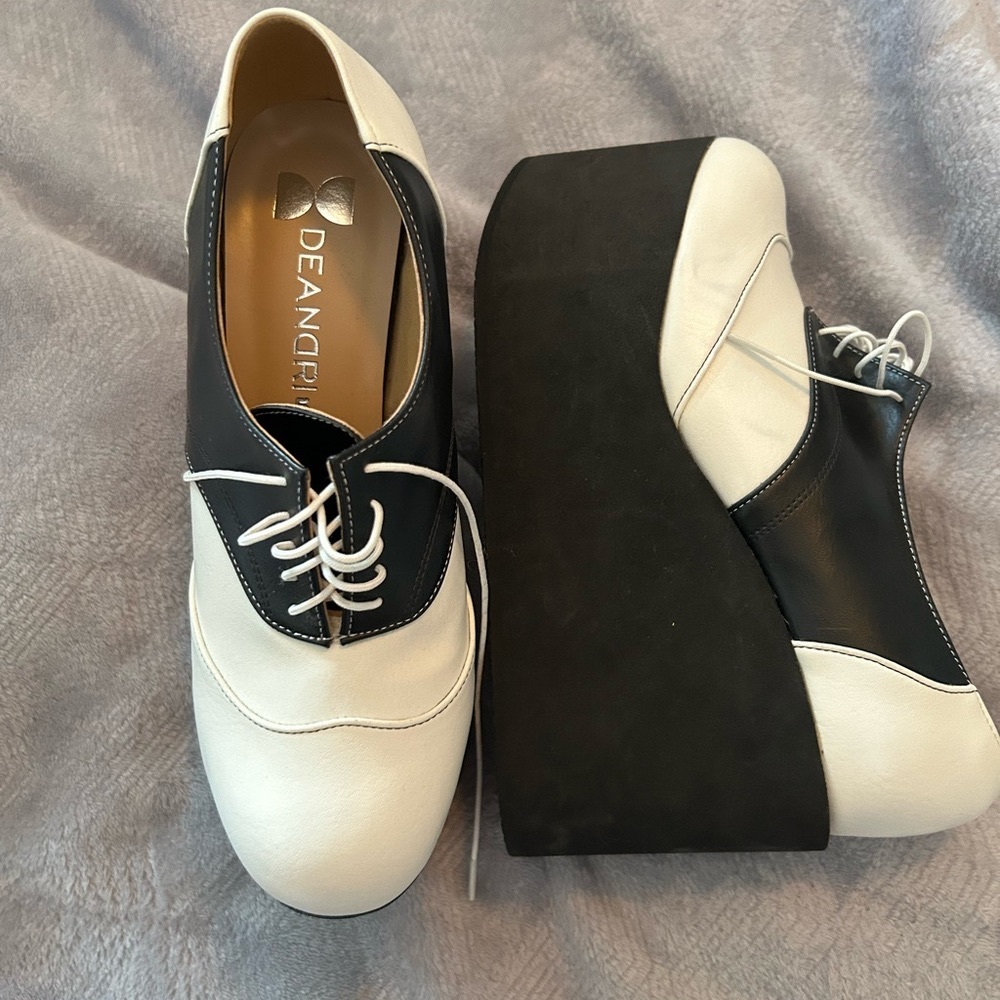 DEANDRI  BLACK AND WHITE SHOES( New no box)